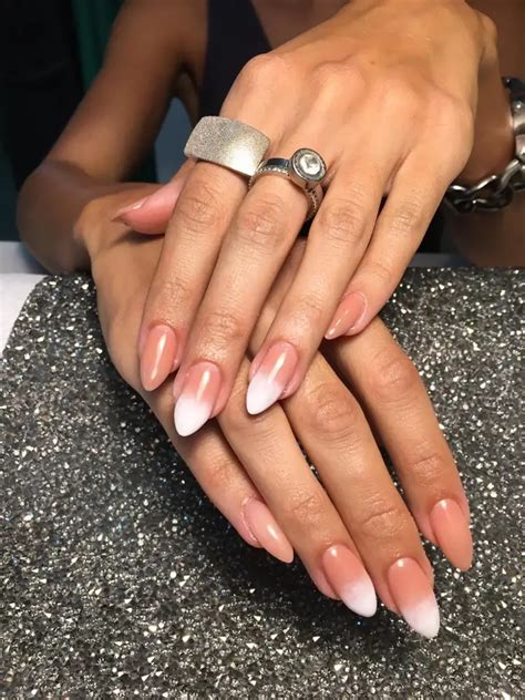 French Nails im Frühling 2023: Diese Designs verwandeln Ihre Nägel in.